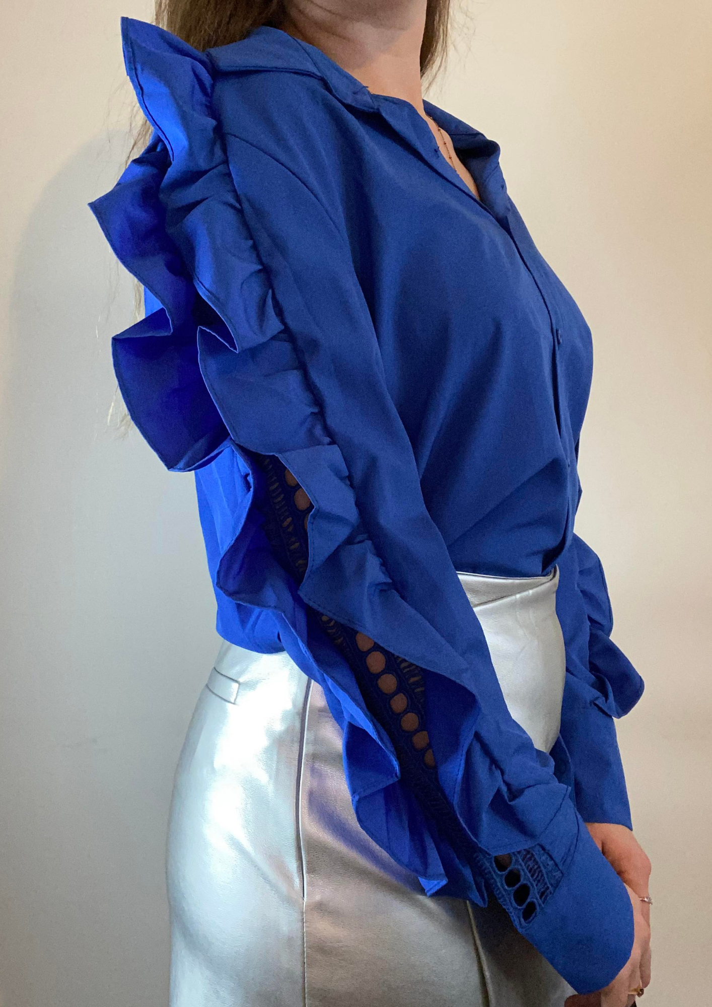 Chemise bleue à volants