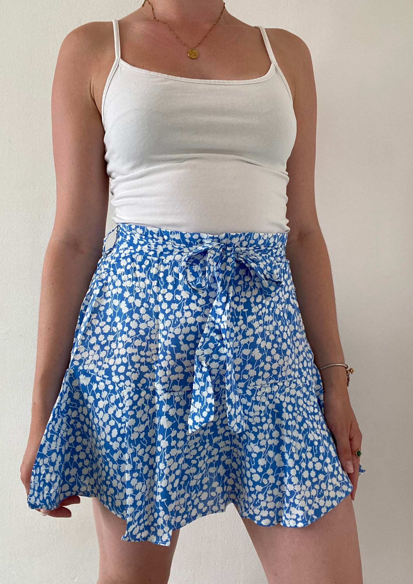 Jupe short bleue à imprimé fleurs