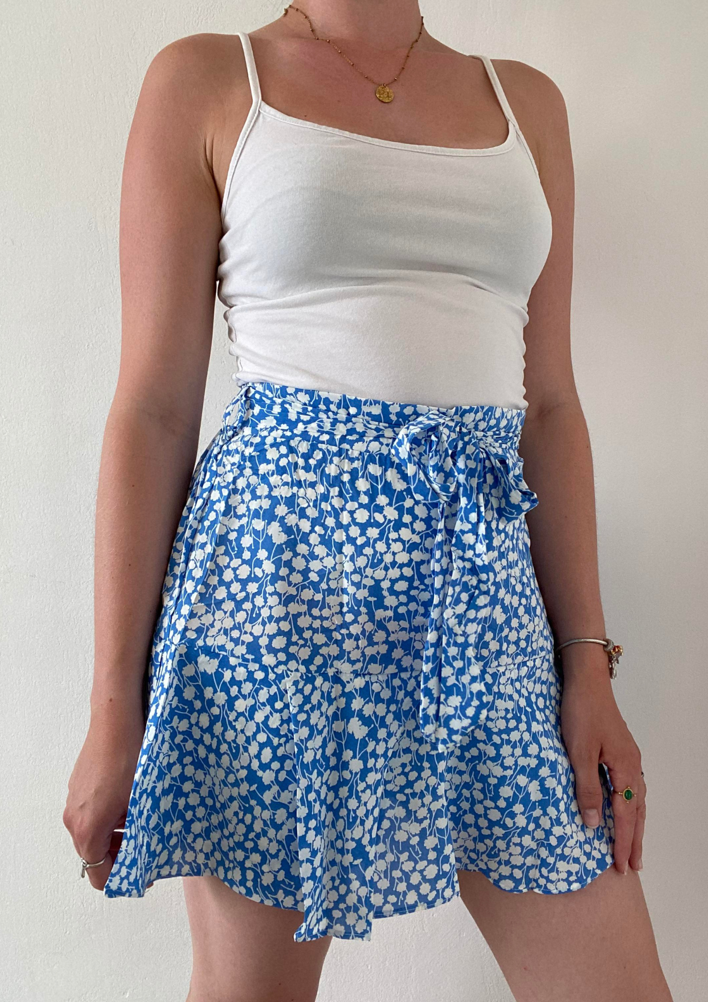 Jupe short bleue à imprimé fleurs
