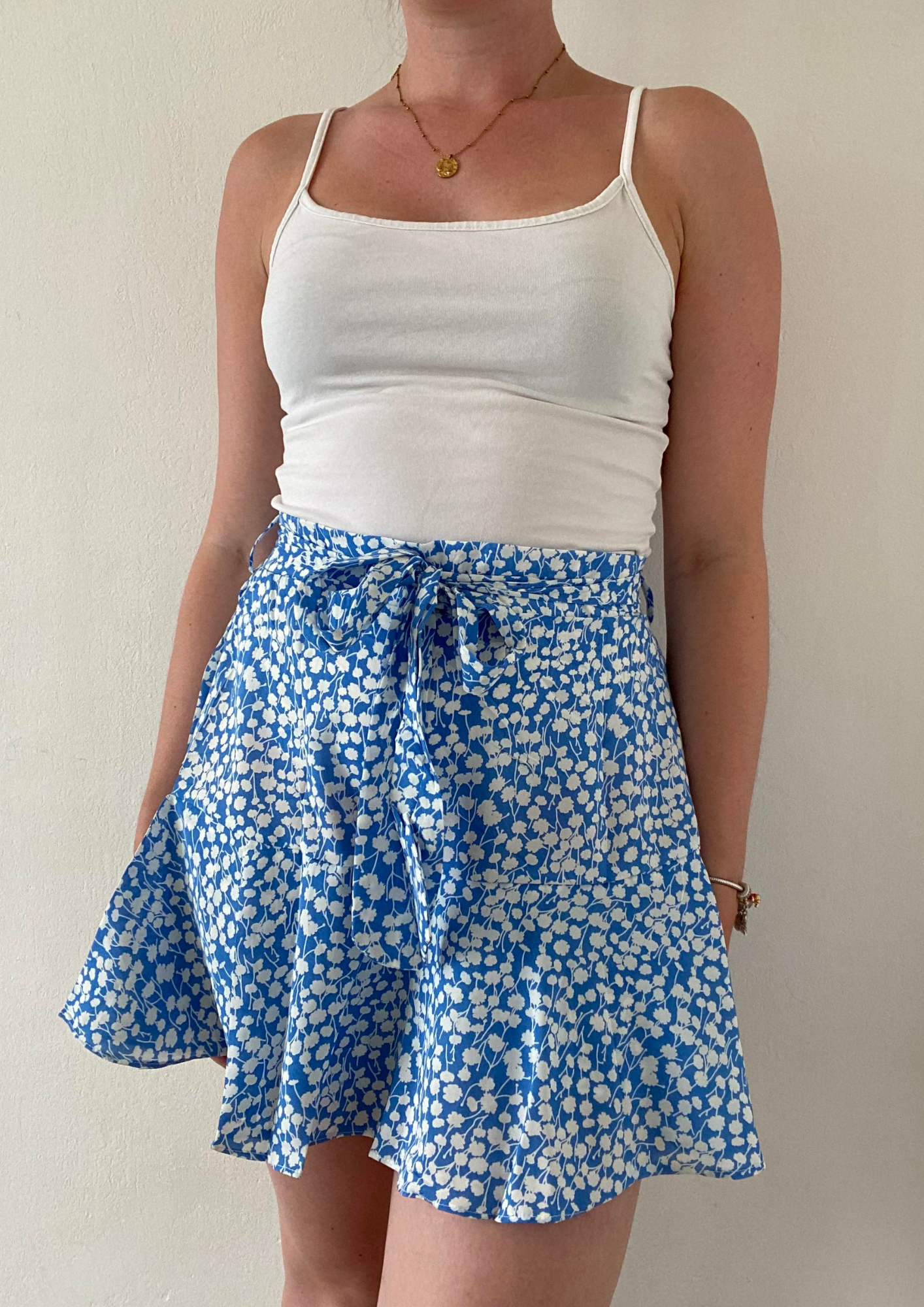 Jupe short bleue à imprimé fleurs
