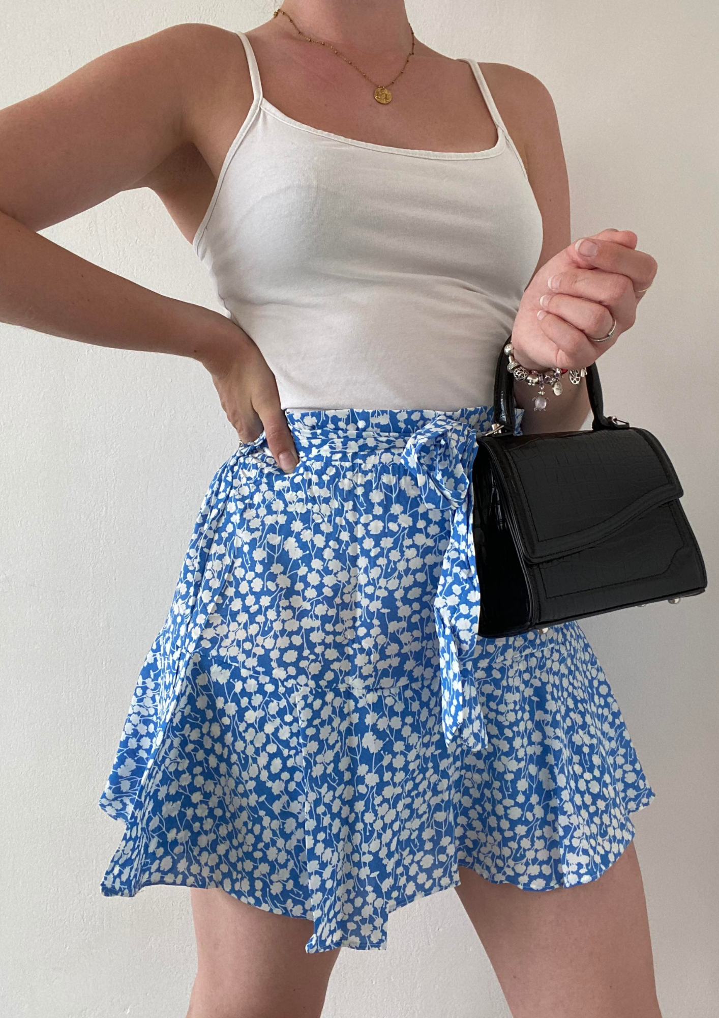 Jupe short bleue à imprimé fleurs