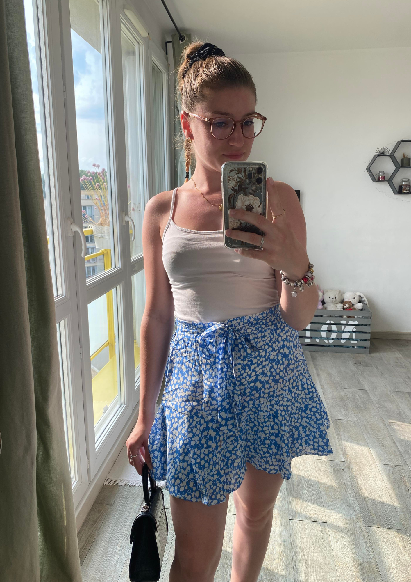 Jupe short bleue à imprimé fleurs