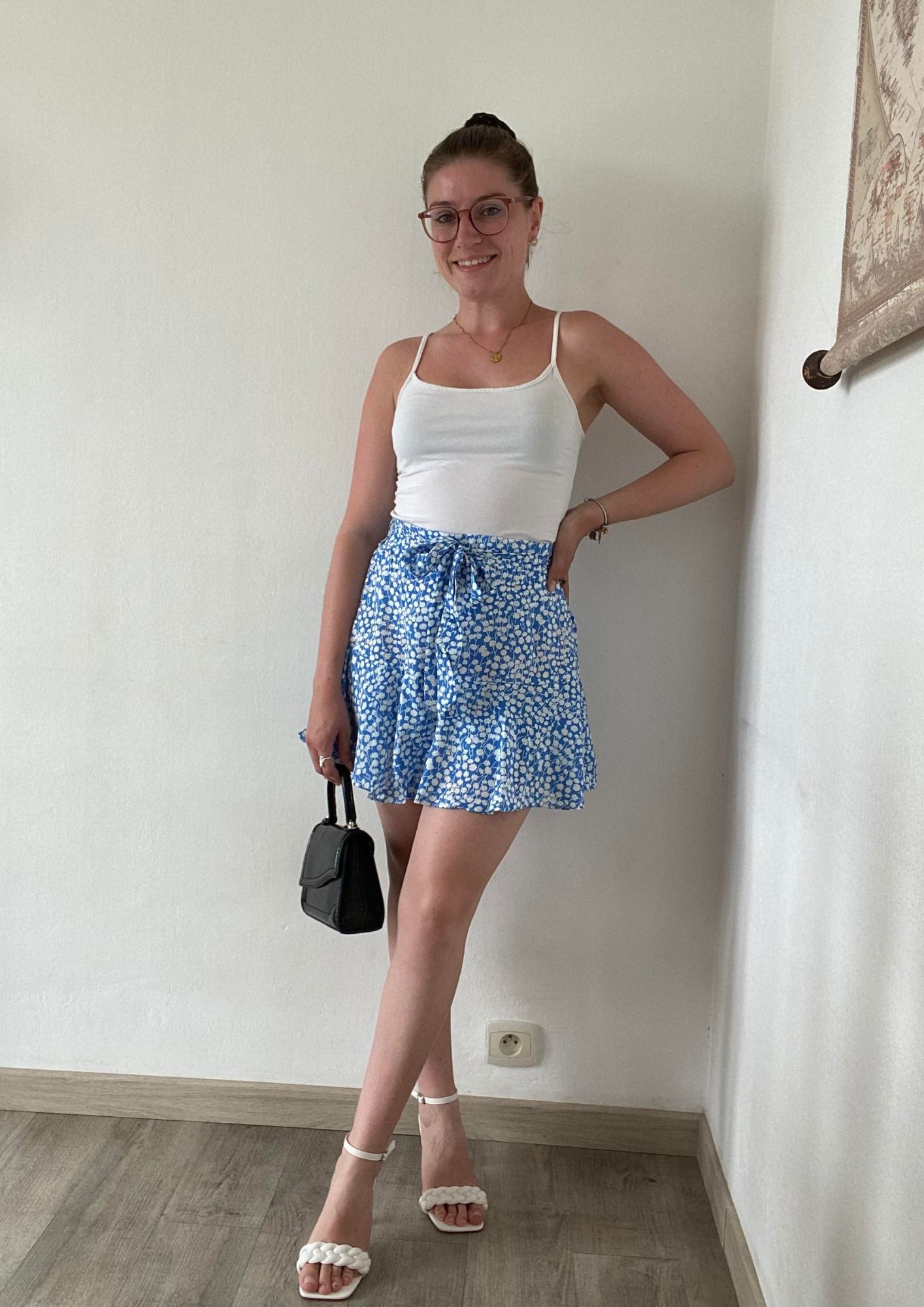 Jupe short bleue à imprimé fleurs