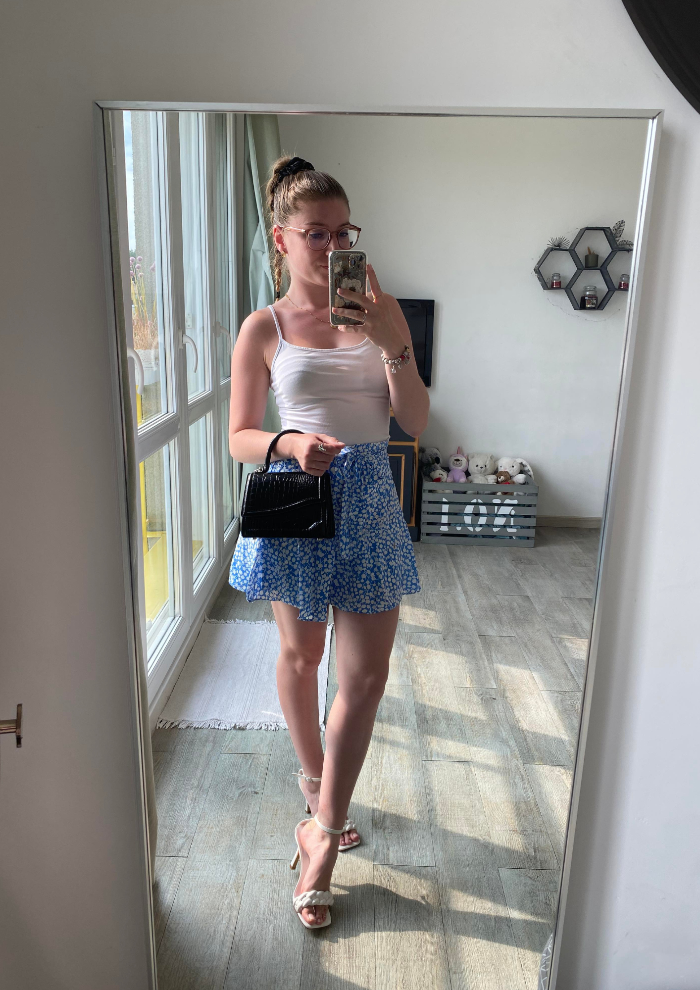 Jupe short bleue à imprimé fleurs