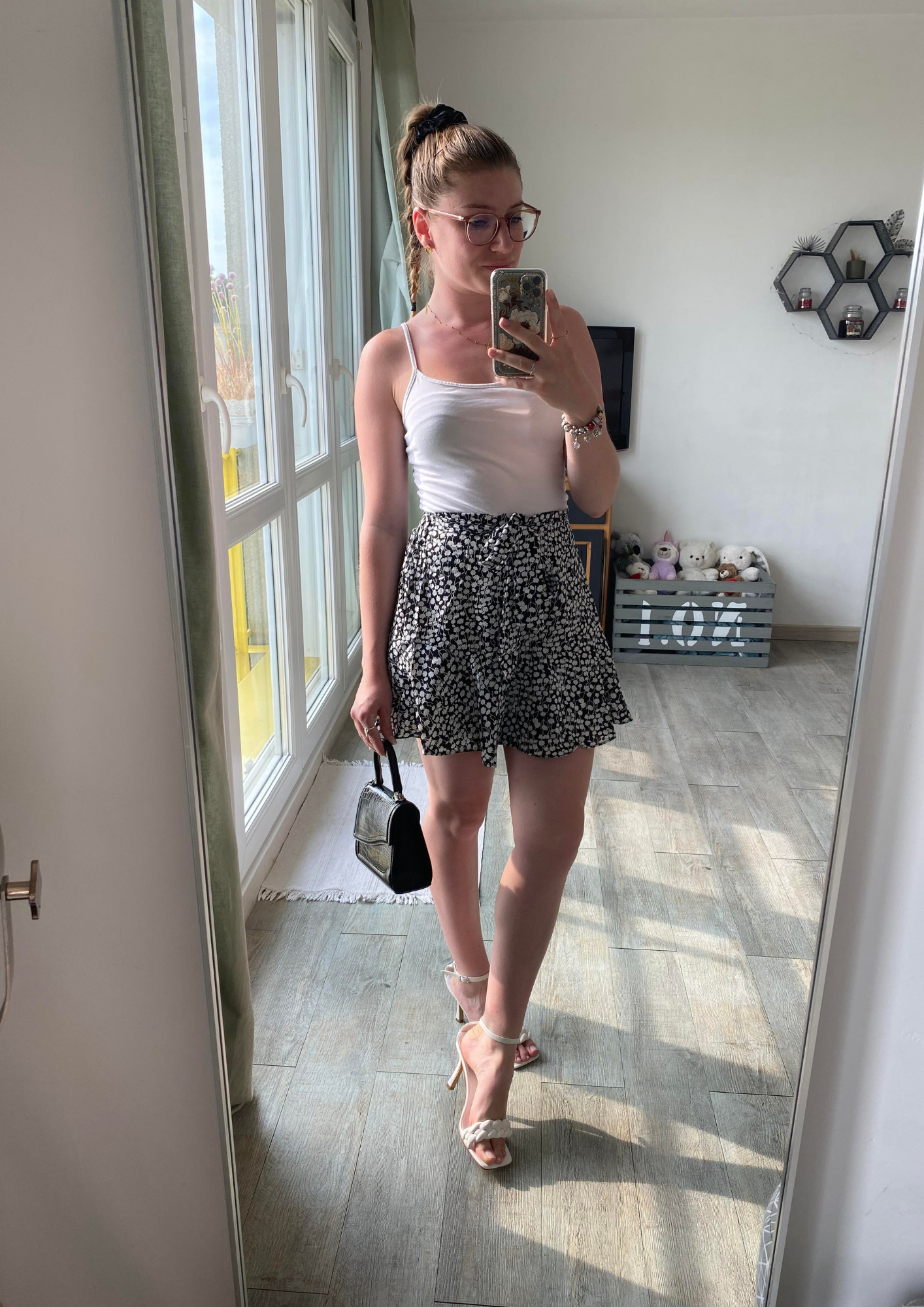 Jupe short noire à imprimé fleurs