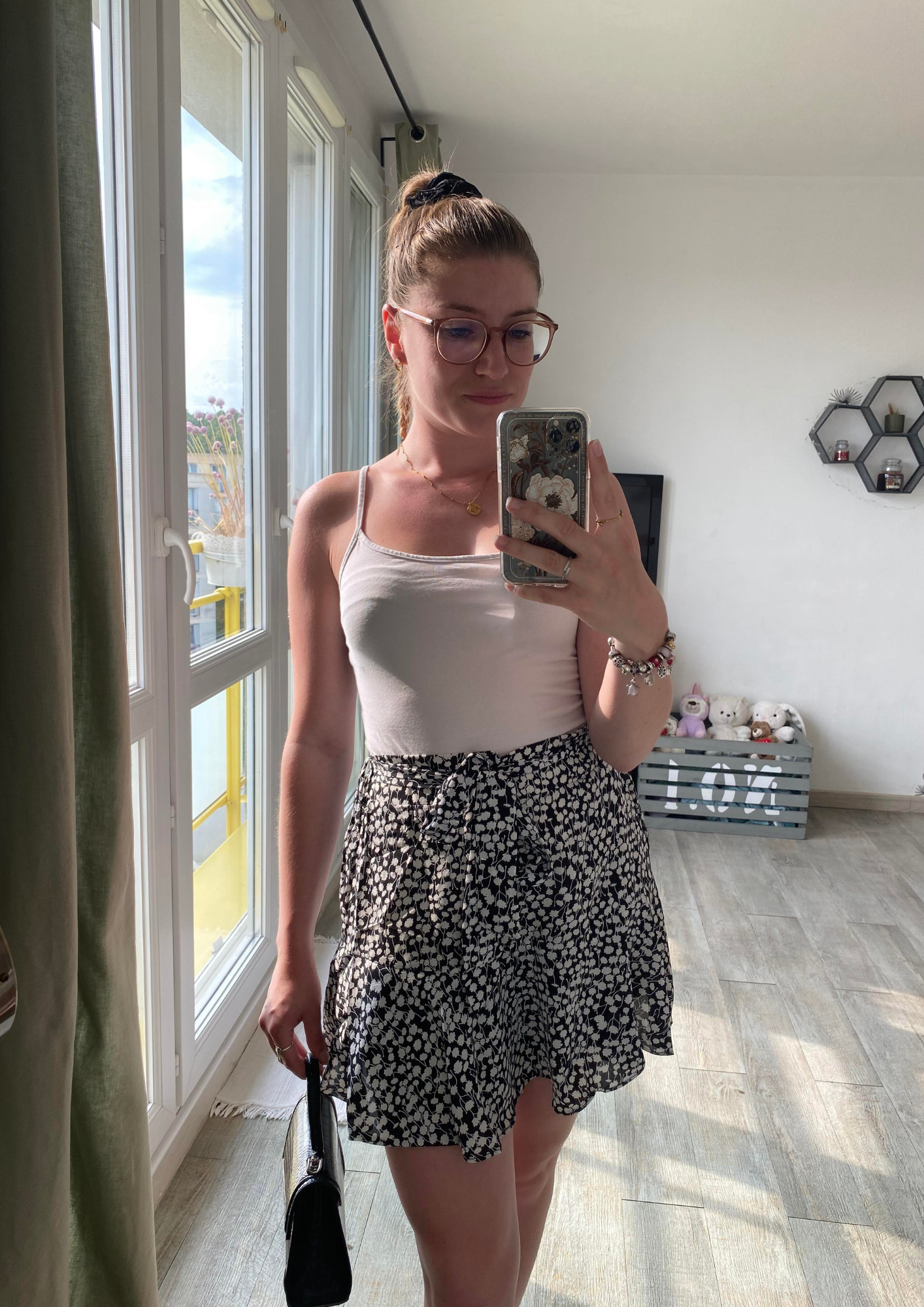 Jupe short noire à imprimé fleurs