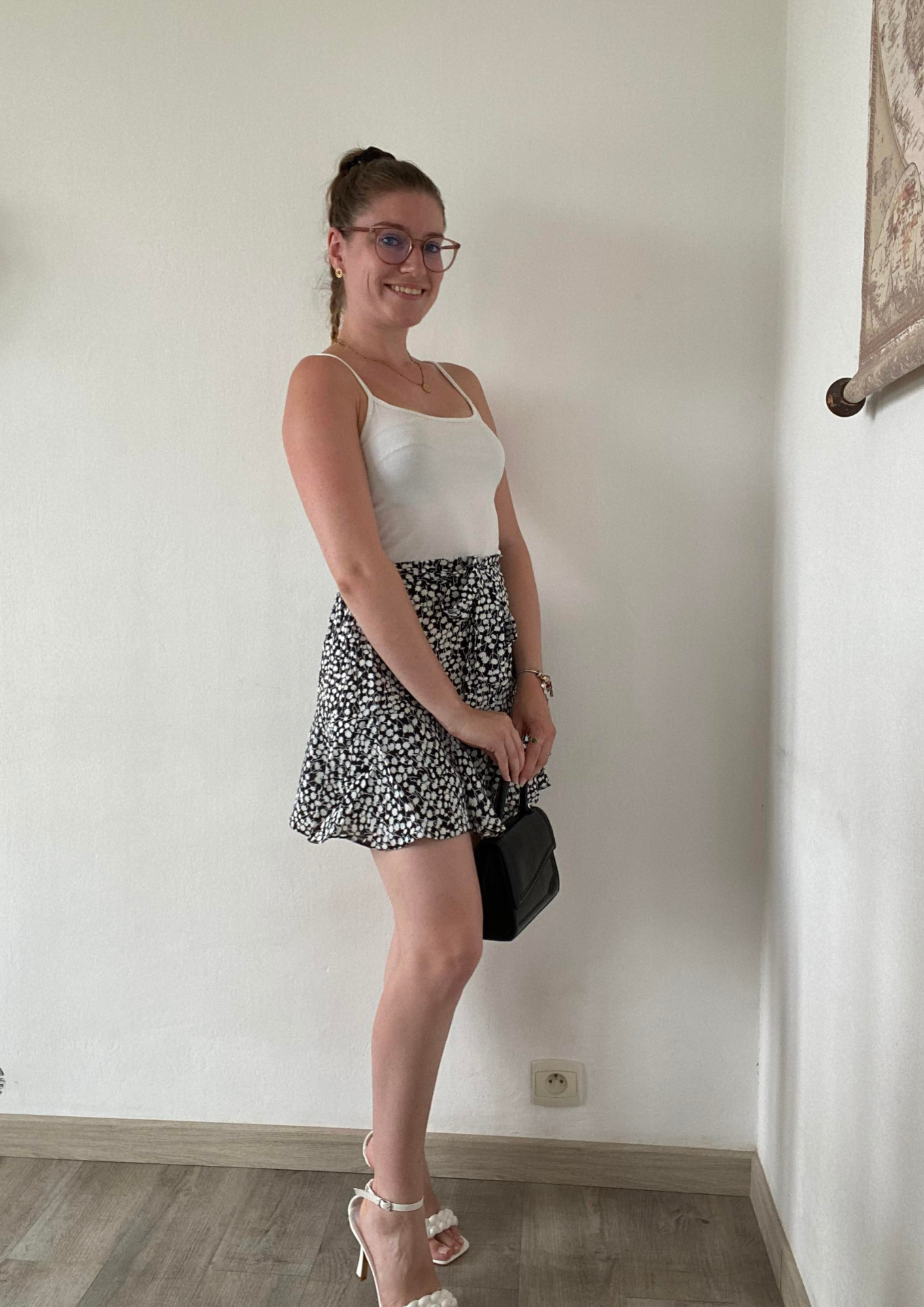 Jupe short noire à imprimé fleurs