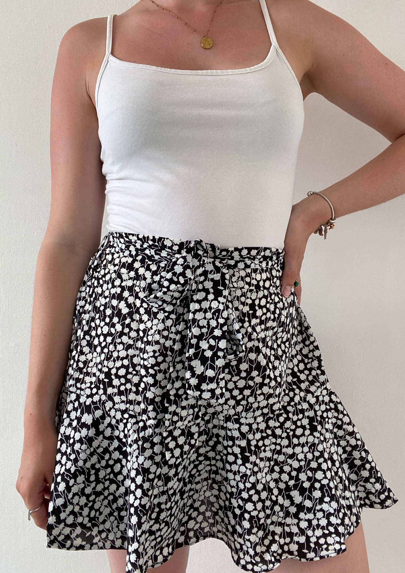 Jupe short noire à imprimé fleurs