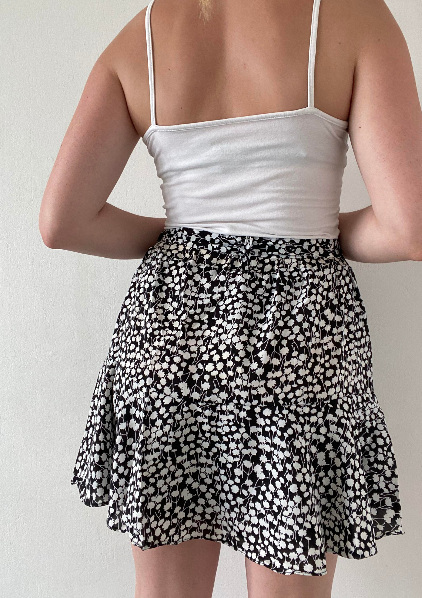 Jupe short noire à imprimé fleurs